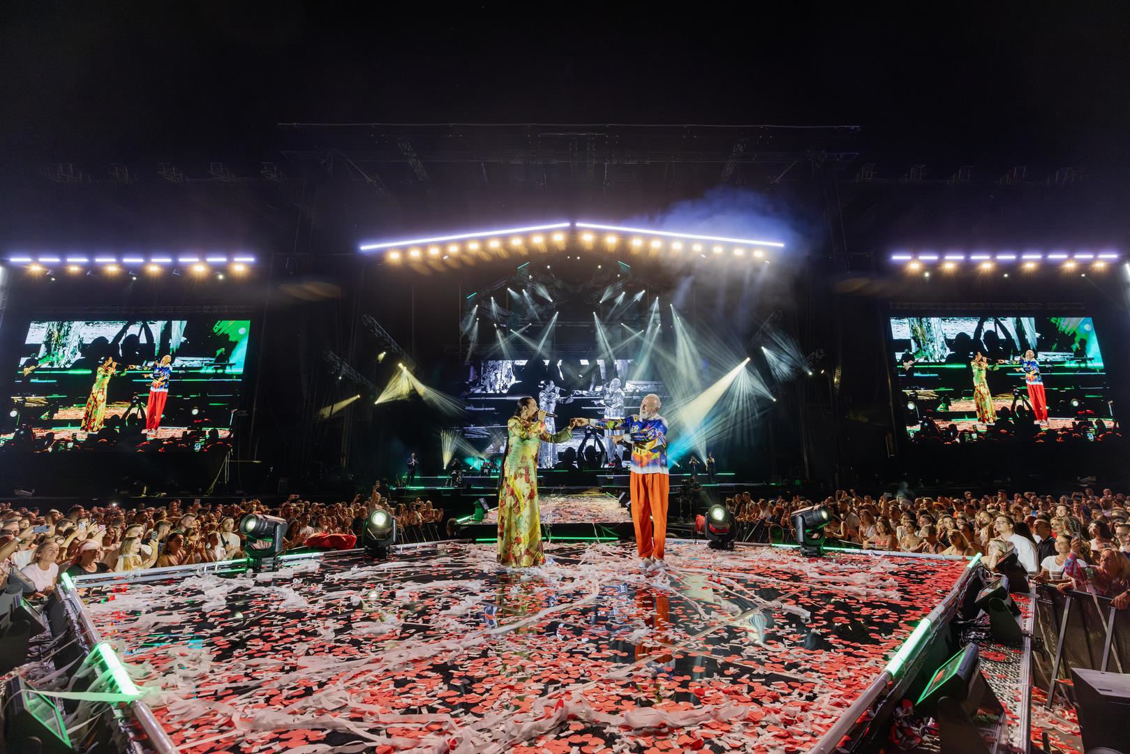 Više od četiri desetljeća karijere, antologijski hitovi i pjesme s novog albuma "Mi", koji trenutno ruši sve rekorde slušanosti, odzvanjali su Splitom u toj čarobnoj ljetnoj noći. Emotivna atmosfera tijekom mnogih sad već kultnih hitova kao i njegova nevjerojatna energija na pozornici osigurali su da svaki posjetitelj barem na trenutak osjeti Merlinovu posebnu vezu s publikom.