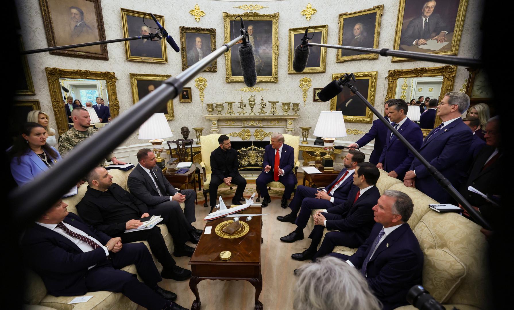 Ova transformacija nije iznenađenje. Kao mogul nekretnina koji je izgradio carstvo na blještavilu i luksuzu, Trump je Bijelu kuću pretvorio u svoj novi osobni projekt. Estetika koja podsjeća na njegov posjed Mar-a-Lago sada dominira zapadnim krilom, gdje se, prema Trumpovim riječima, "sve rješava s velikom ljubavlju i 24-karatnim zlatom". Promjene se nisu zaustavile na uredu. 