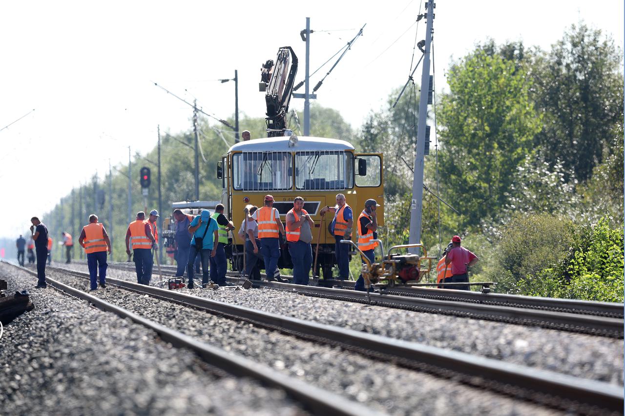 Novska: Počela sanacija pruge gdje je došlo do sudara putničkog i teretnog vlaka