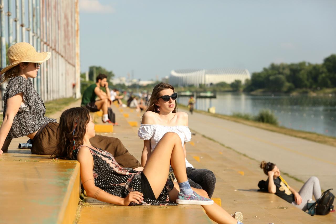 Zagreb: Prijateljice uživaju u sunčanom danu na Jarunu