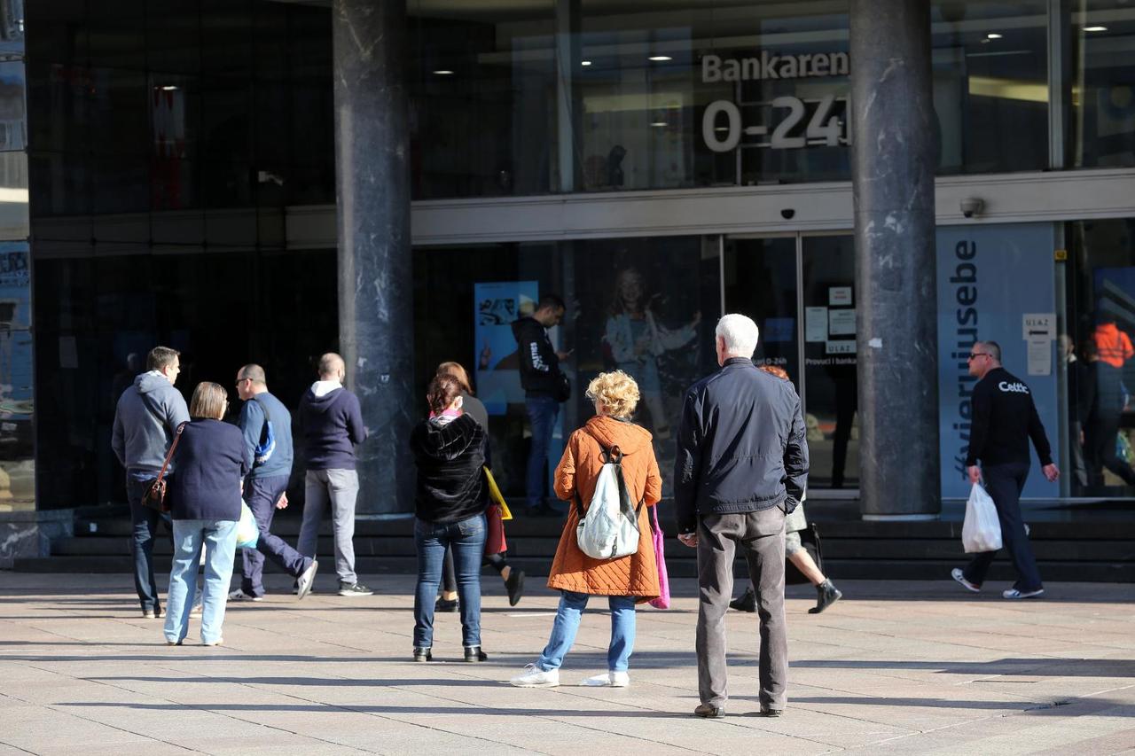Rijeka: Ljudi ispred banke čekaju na ulazak u poslovnicu zbog ograničenog broja ljudi u zatvorenom