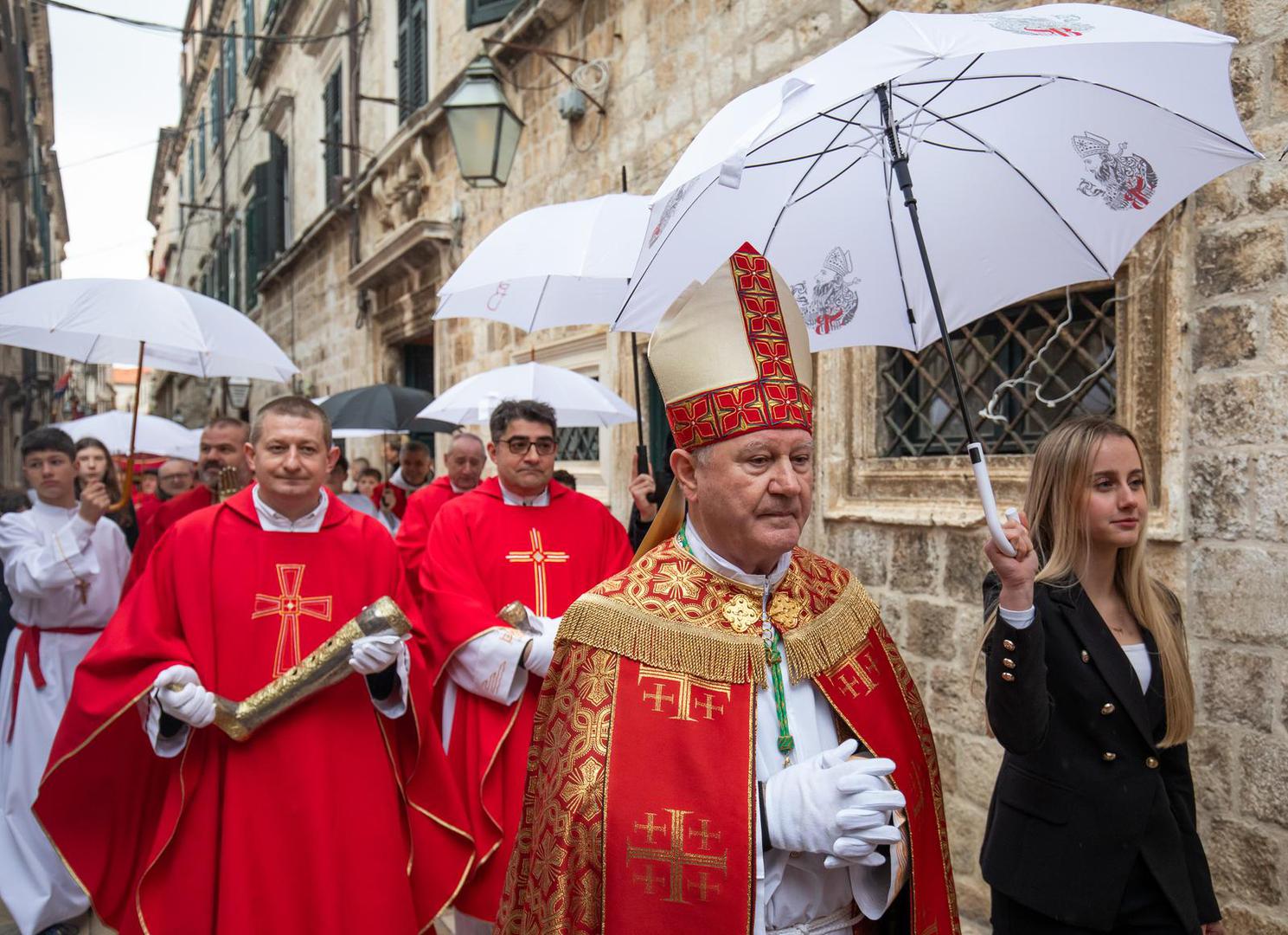  Nakon mise, ulicama Dubrovnika prošla je procesija s barjacima, relikvijama i brojnim vjernicima, u ozračju duboke pobožnosti i snažne povezanosti s višestoljetnom tradicijom.