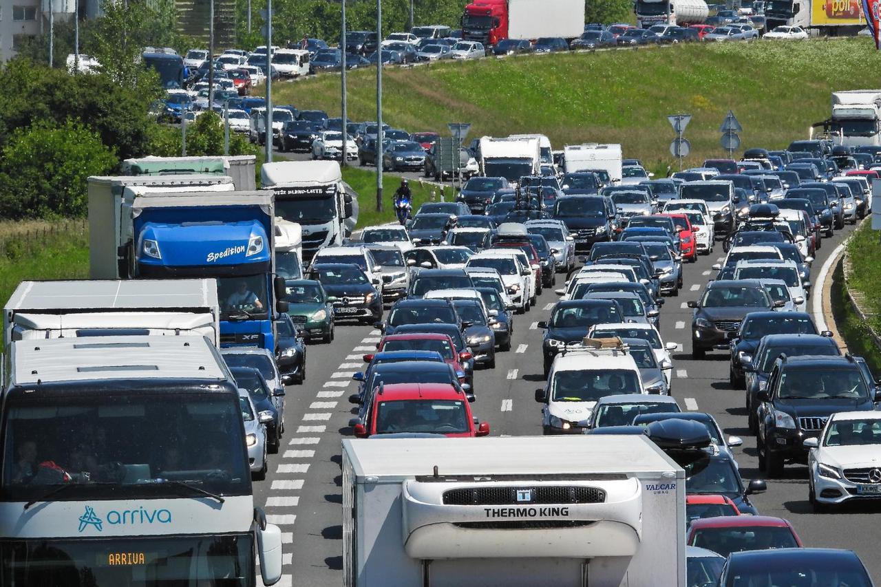 Zagreb: Gužva na naplatnim kućicama Lučko u smjeru mora