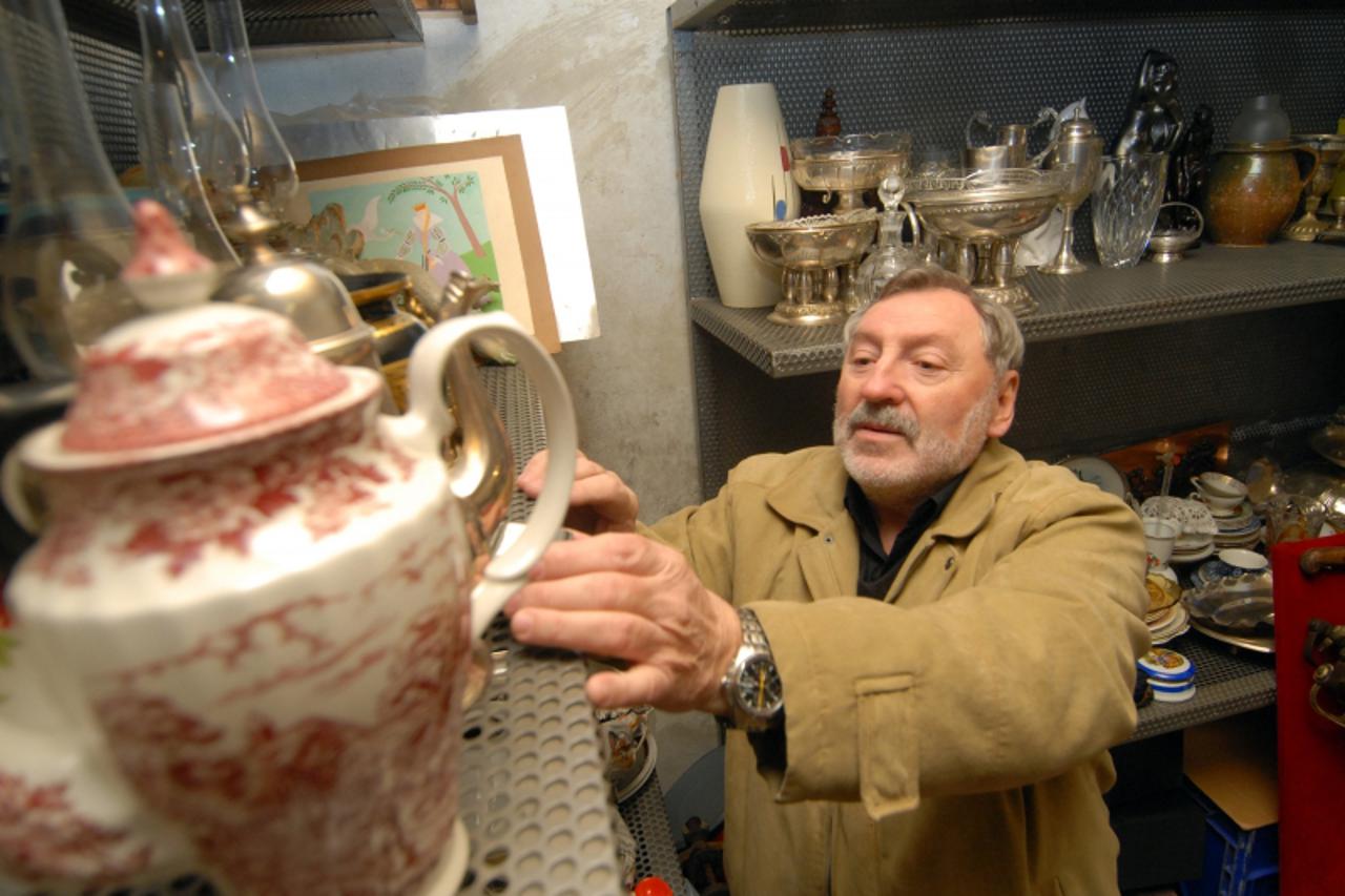 '30.12.2010., Ulica F. Pintarica, Varazdin, Varazdinski kolekcionar Miljenko Ladic. U kolekciji ima novcanice, oruzje, keramiku, satove i dr. Photo: Marko Jurinec/PIXSELL'