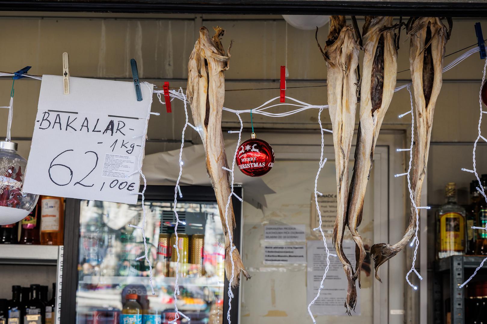Primjerice, na osječkoj tržnici mladi kupus stoji 1,50 eura po kilogramu, a kelj 2 eura, dok je paštrnjak čak 6 eura. Domaći kupus prodaje se po 3 eura, a cijene jaja variraju od 1,20 do 2,20 eura.