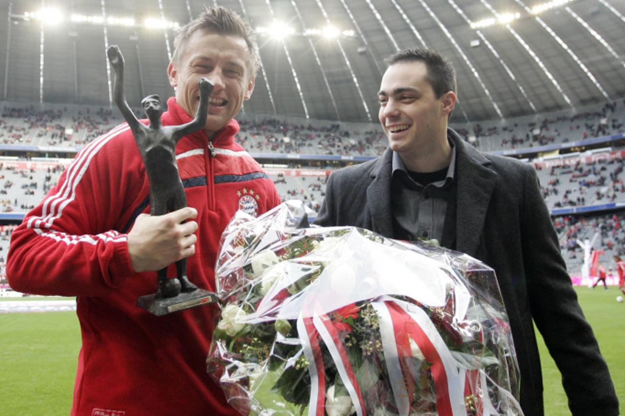 '30.01.2010., Munchen, Njemacka - Hrvatski reprezentativac i napadac Bayerna iz Munchena Ivica Olic primio je nagradu za nogometasa godine od Vecernjeg Lista. Nagradu mu je urucio urednik sportske rub