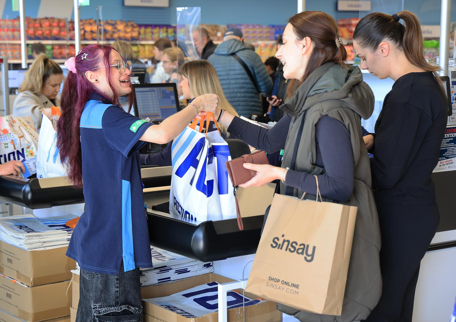 Asortiman im uglavnom uključuje proizvode za osobnu njegu, igračke, sredstva za čišćenje, alate za uradi sam projekte, multimediju i mnoge druge proizvode.