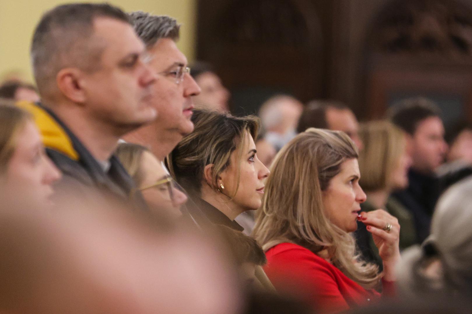 Kreacija vintage šarma, bijela haljina s uzorkom crnih ruža, isticala se krojem koji podsjeća na komplet. Gornji dio nalikuje strukiranom sakou s V-izrezom i kristalnim gumbima, dok se donji dio nastavlja u lepršavu midi suknju. Naglašena ramena i profinjena silueta dodatno su istaknuli njezinu eleganciju.