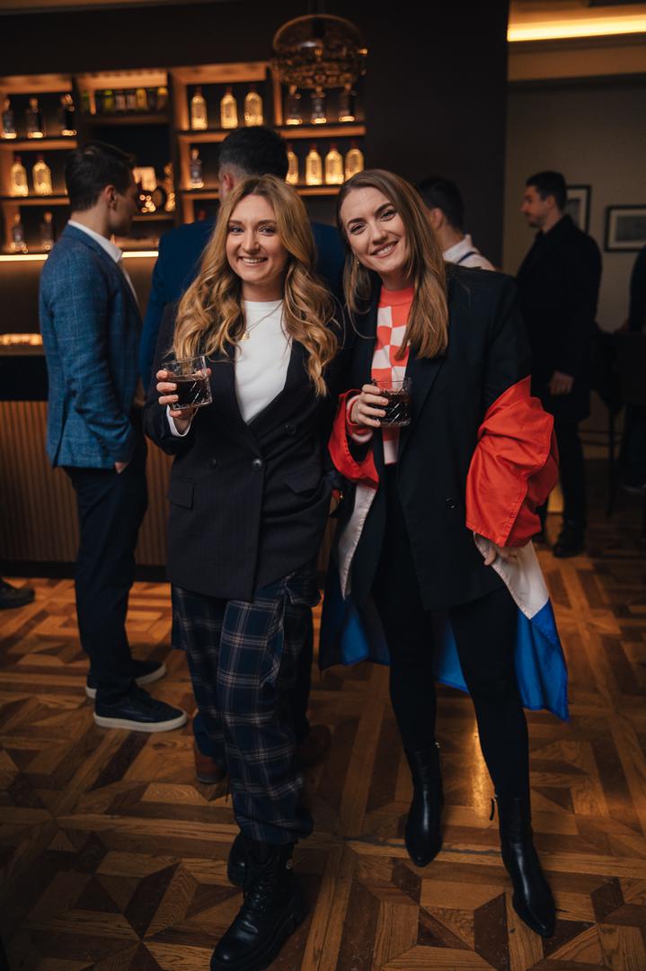 Gosti su uživali u gourmet ponudi, pažljivo odabranim pićima i opuštenoj atmosferi uz live DJ set koji je pratio cijelu večer, dok su osoblje Kavane i Maraska osigurali premium poklone, vrhunsku uslugu i iskustvo koje odražava eleganciju i prestiž ovih lokacija. Kulturni ambijent i topla atmosfera stvorili su idealnu pozornicu za slavlje izvan terena, gdje su sport i kultura spojili snage u jedinstvenom trenutku ponosa.