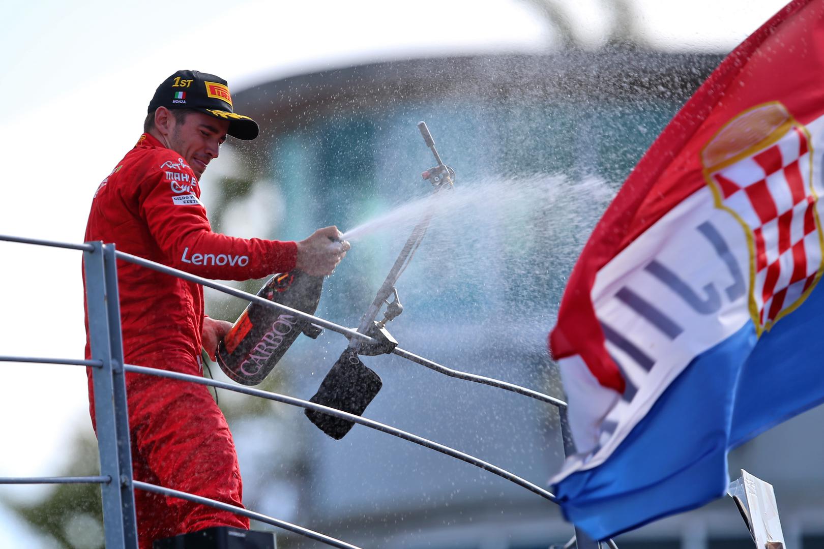 Primjerice, uz nju je 2013. godine pobjedu slavio i Sebastian Vettel, a na YouTubeu je moguće pronaći zapise koji svjedoče da se vijorila i godinu dana ranije. 