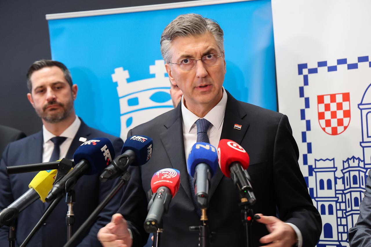 Split: Premijer Plenković obratio se medijima nakon svečanosti uručenja i potpisivanja niza ugovora i sporazuma
