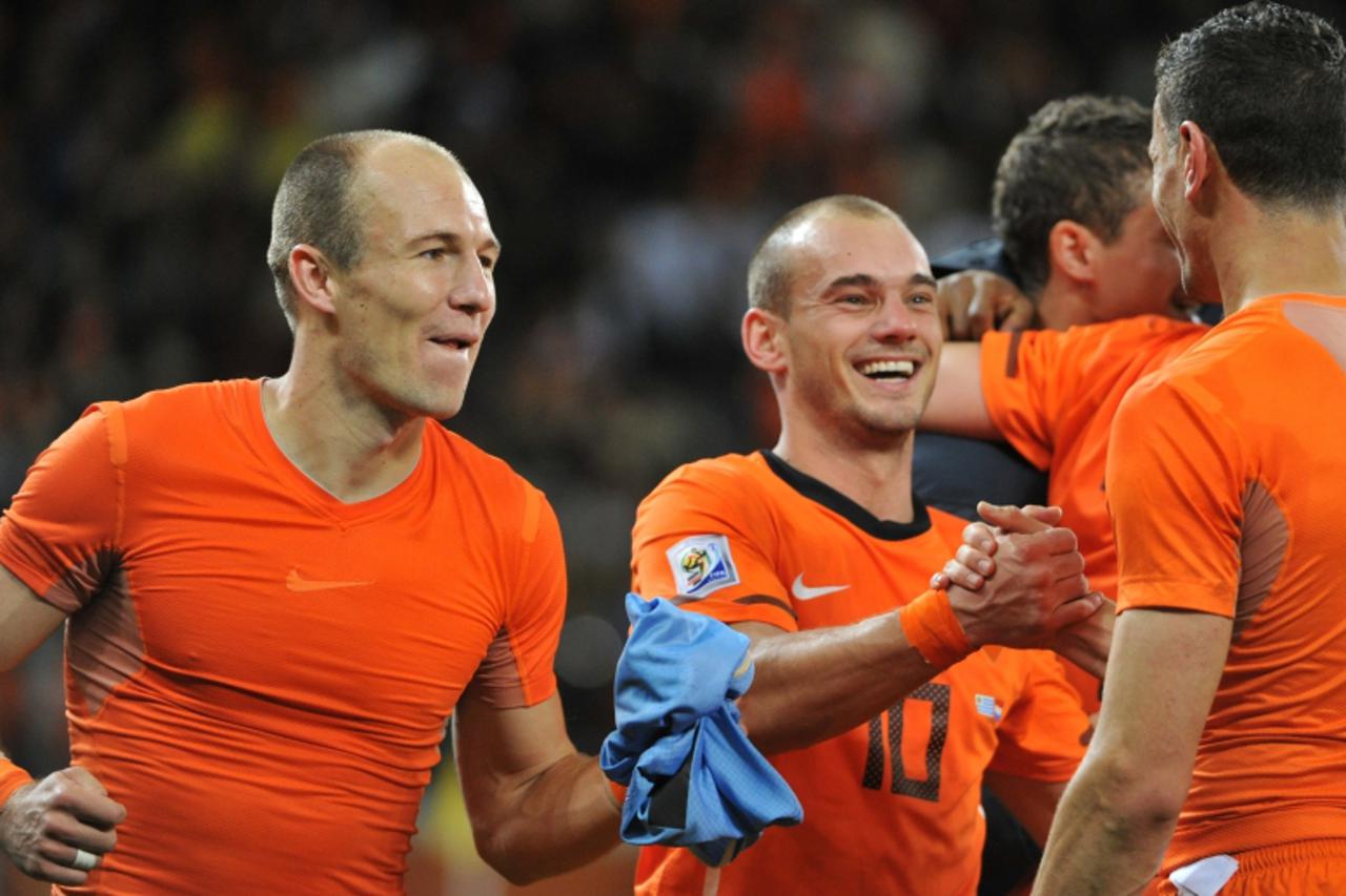 'Netherlands\' midfielder Wesley Sneijder (C) and Netherlands\' striker Arjen Robben (L) react after the 2010 World Cup semi final Uruguay vs Netherlands on July 6, 2010 at Green Point stadium in Cape