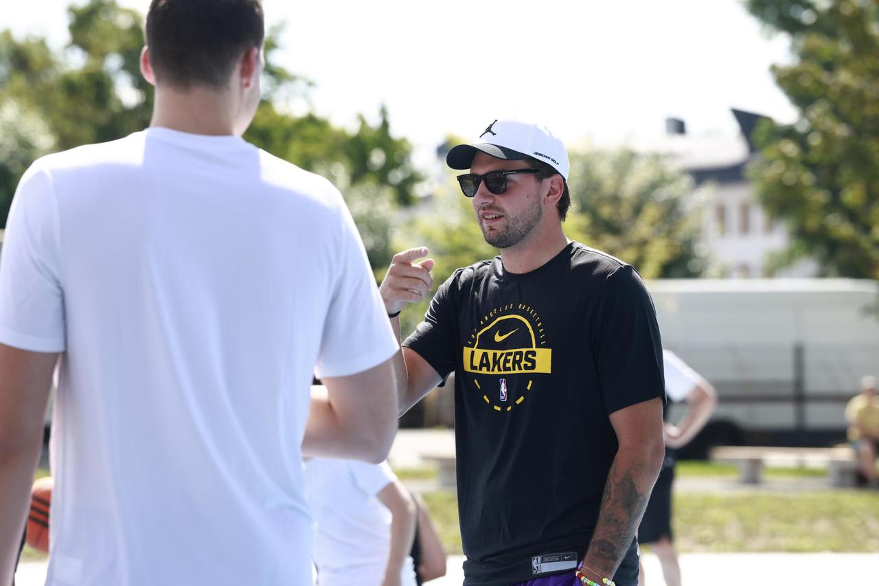 Košarkaška momčad Los Angeles Lakersa posjetila je košarkaško igralište Luke Dončićau Ljubljani