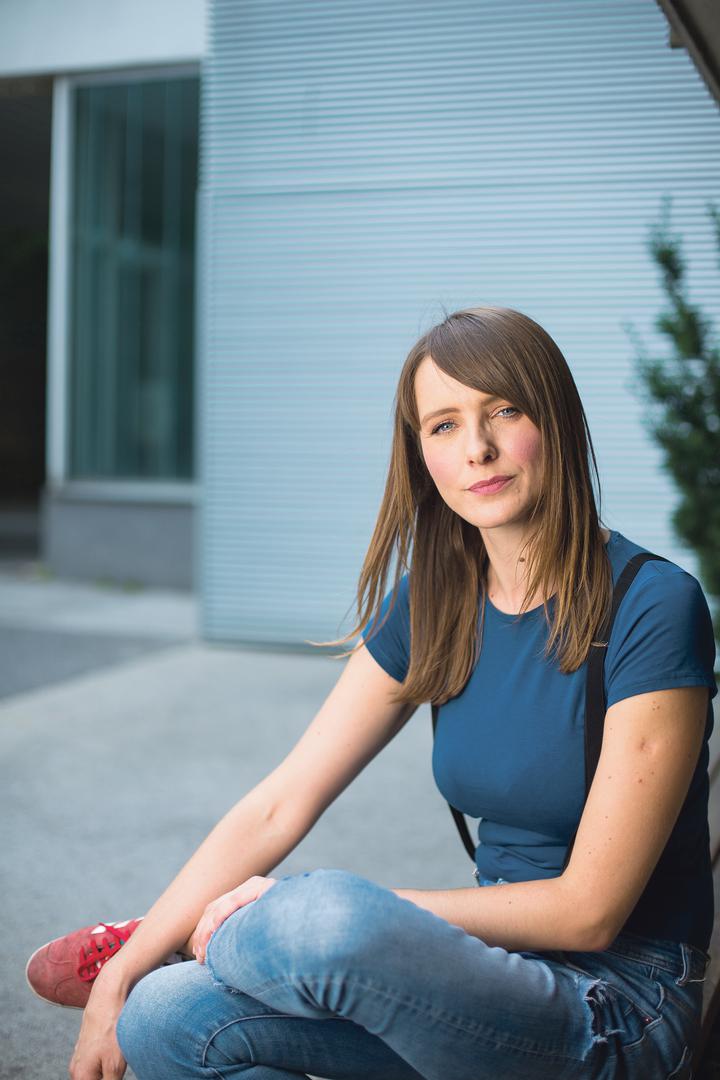 Na ovoj televiziji radi više od dvadeset godina, tijekom kojih je prošla sve profesionalne faze – od novinarke pripravnice, preko terenske reporterke, do urednice i voditeljice. 