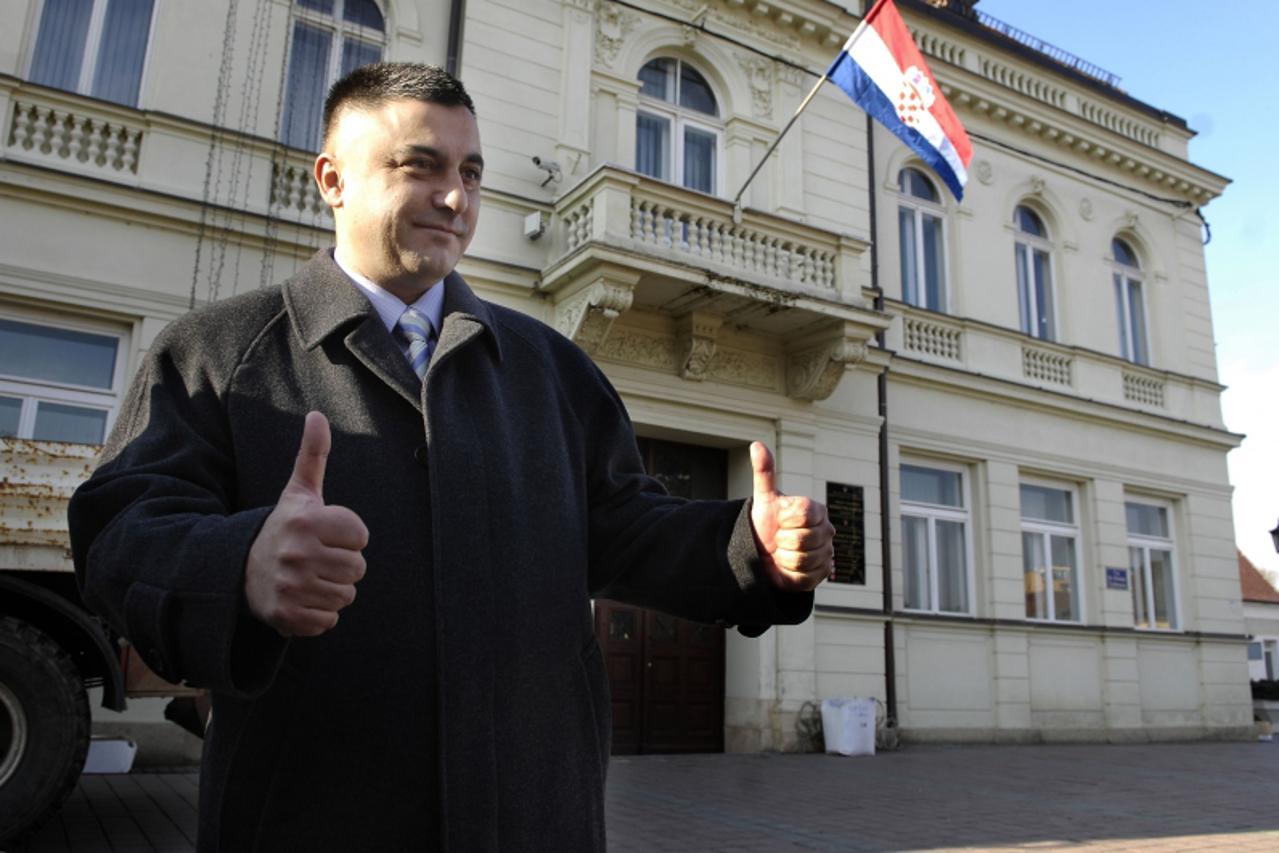 \'nedjelja-28.11.2008.djakovo,hrvatska,nakon kratke krize vlasti smjena na mjestu gradonaclnika u gradu djakovu,zoran vinkovic ispred zgrade gradskog poglavarstva. Photo: Davor Javorovic/Vecernji list