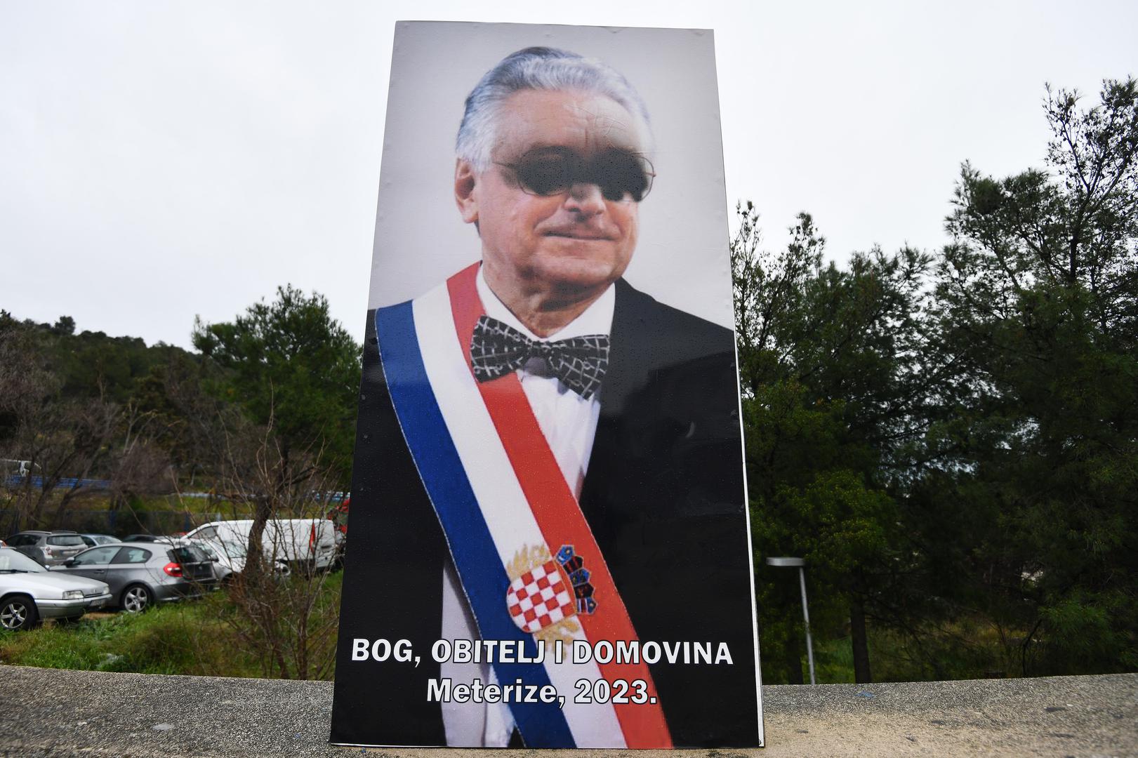 Nije poznato tko je to učinio, a šibensko-kninska policija potvrdila nam je kako je upoznata sa cijelim slučajem.
