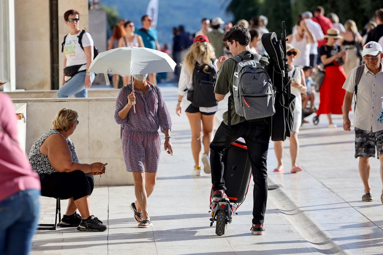Velik broj turista u setnji gradom