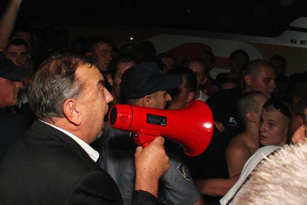 Špaco na megafonu: Samo nas pustite kući! - Večernji.hr