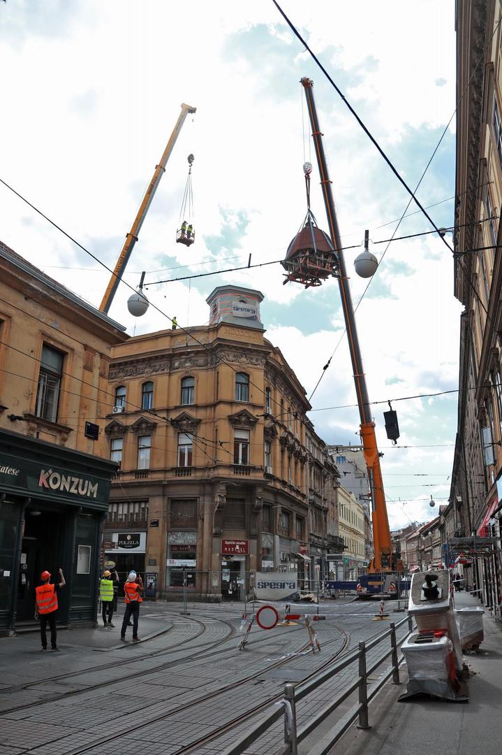 Skinuta kupola na križanju Frankopanske i Ilice zbog oštećenja u potresu
