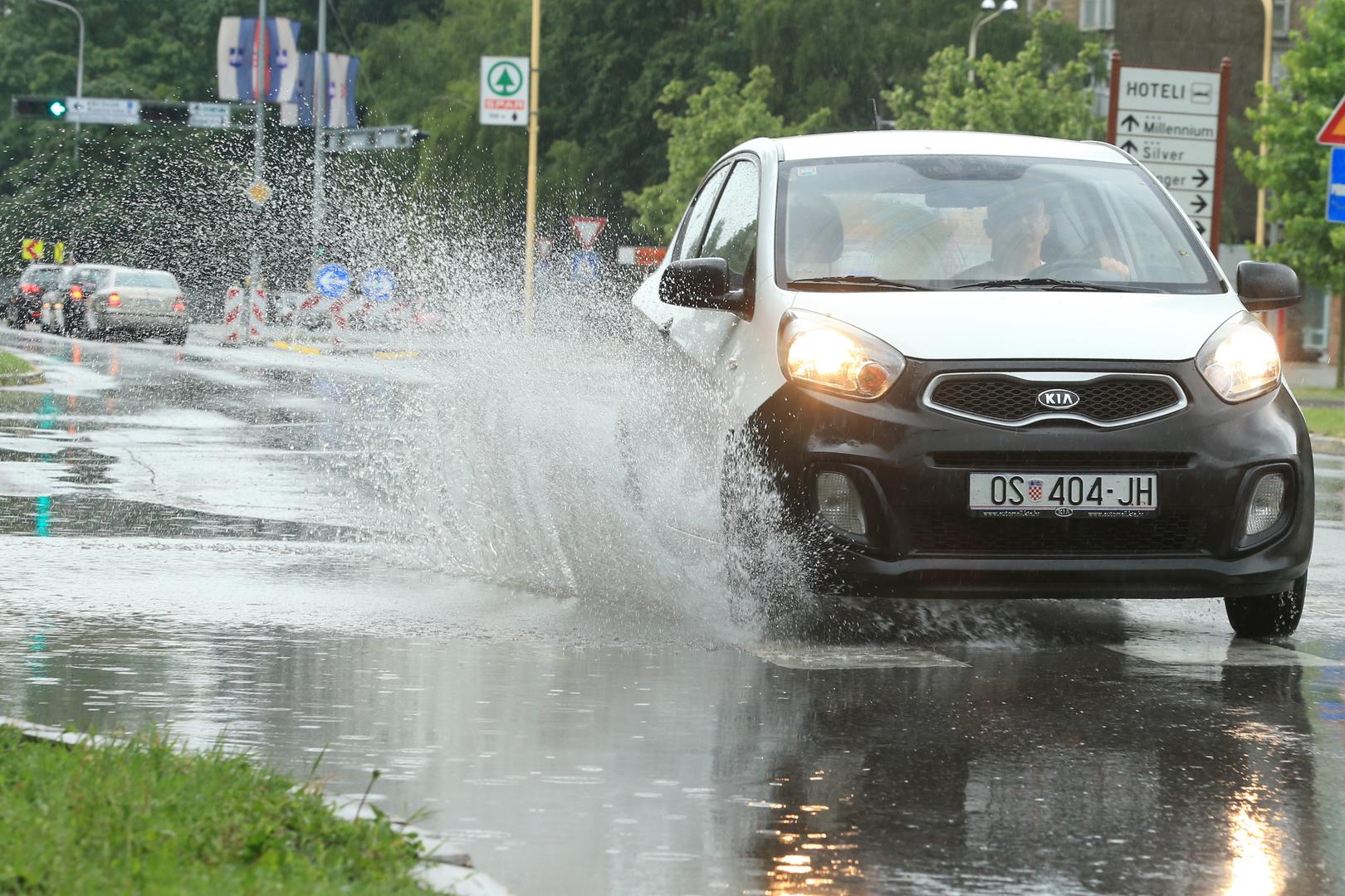 Iako je znatno oslabilo i donijelo uglavnom kišu i jak vjetar, na kolnicima se zadržava puno vode te otežava promet.