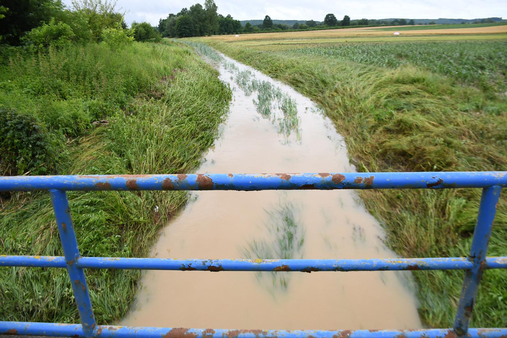 U 24 sata je palo čak 100 litara kiše koju kanali nisu mogli podnjeti te je bujica nosila sve pred sobom.