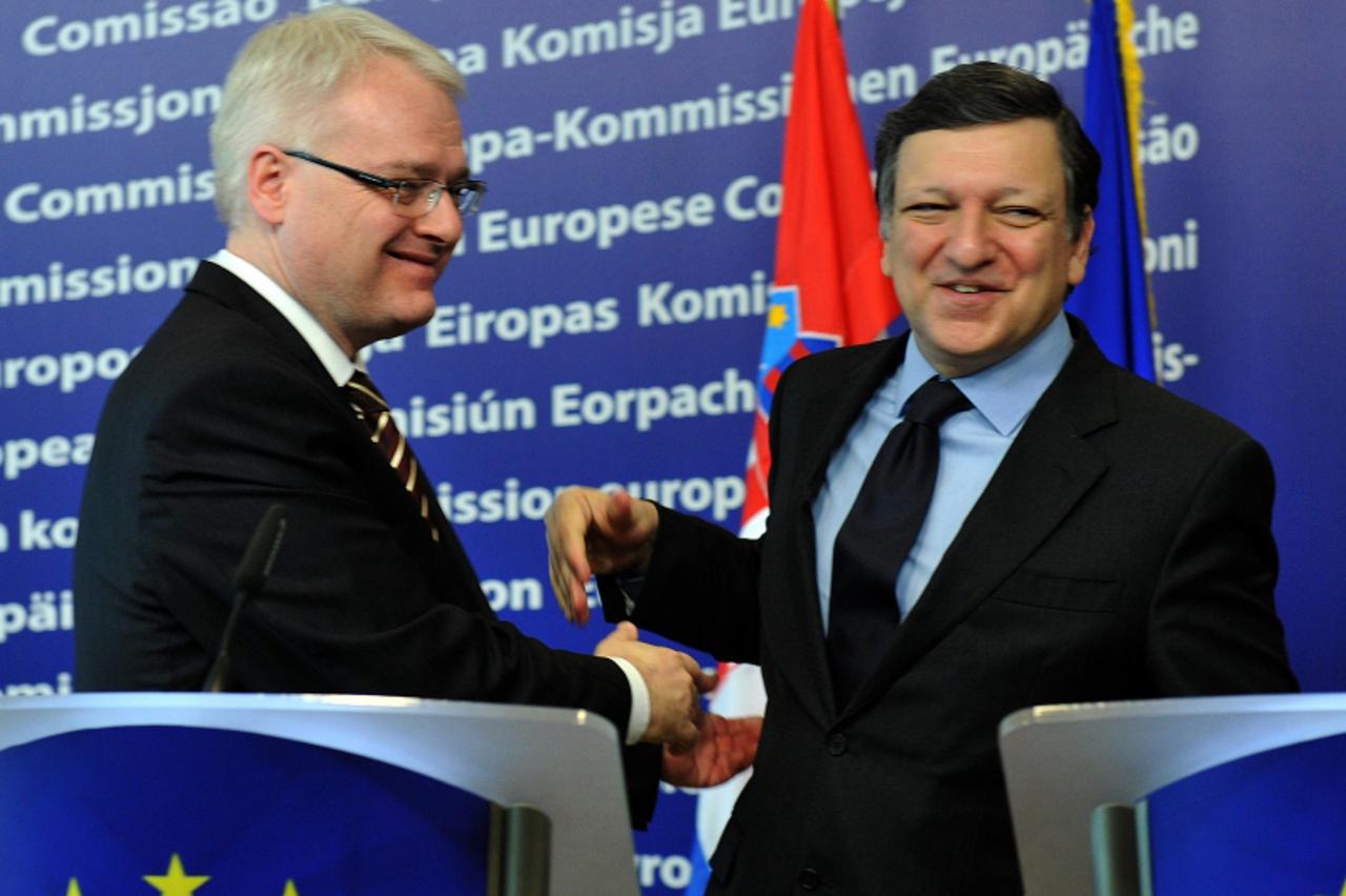 'European Commission President  Jose Manuel Barroso (R) and President of the Republic of Croatia Ivo Josipovic (L) give a joint press conference following their working session on March 5,2010 at the 