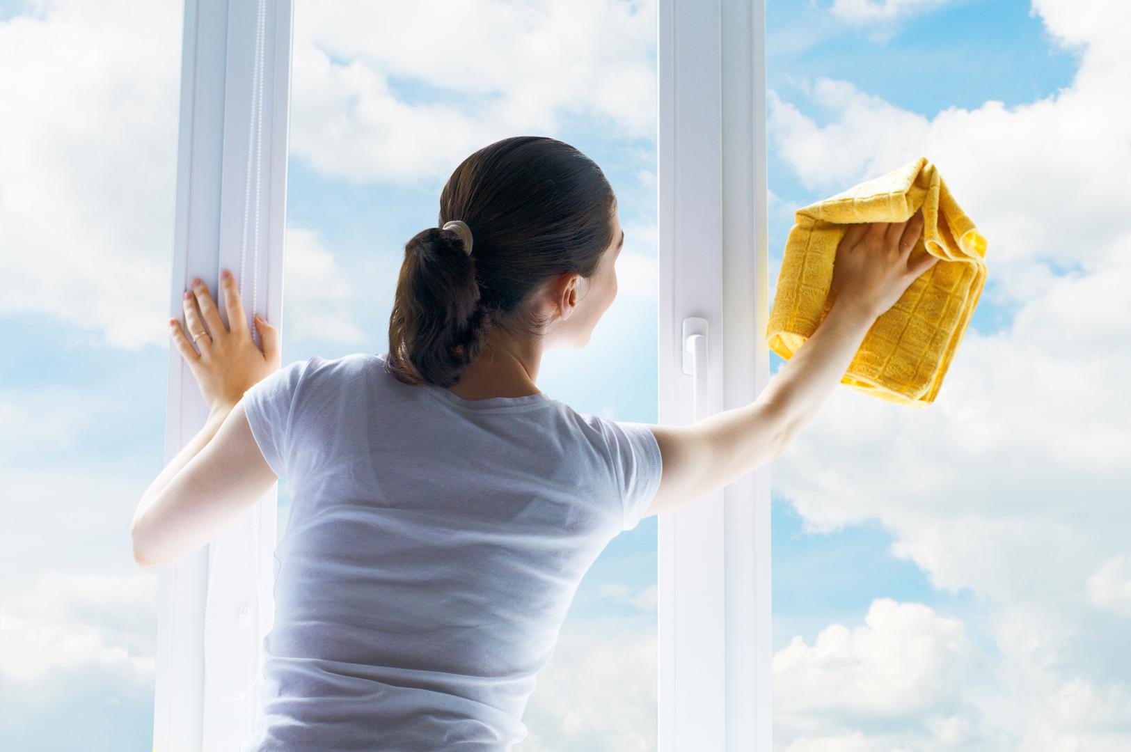 Očistite prozore i instalacije: Vrijeme je da se pozdravite s kemikalijama. Zaboravite na mrlje od sapuna i vode, tako što ćete krpu natopiti votkom i prijeći po instalacijama za ekstra sjaj. A votku možete pošpricati i po prozorima kako bi postigli sjaj bez ijedne crte.