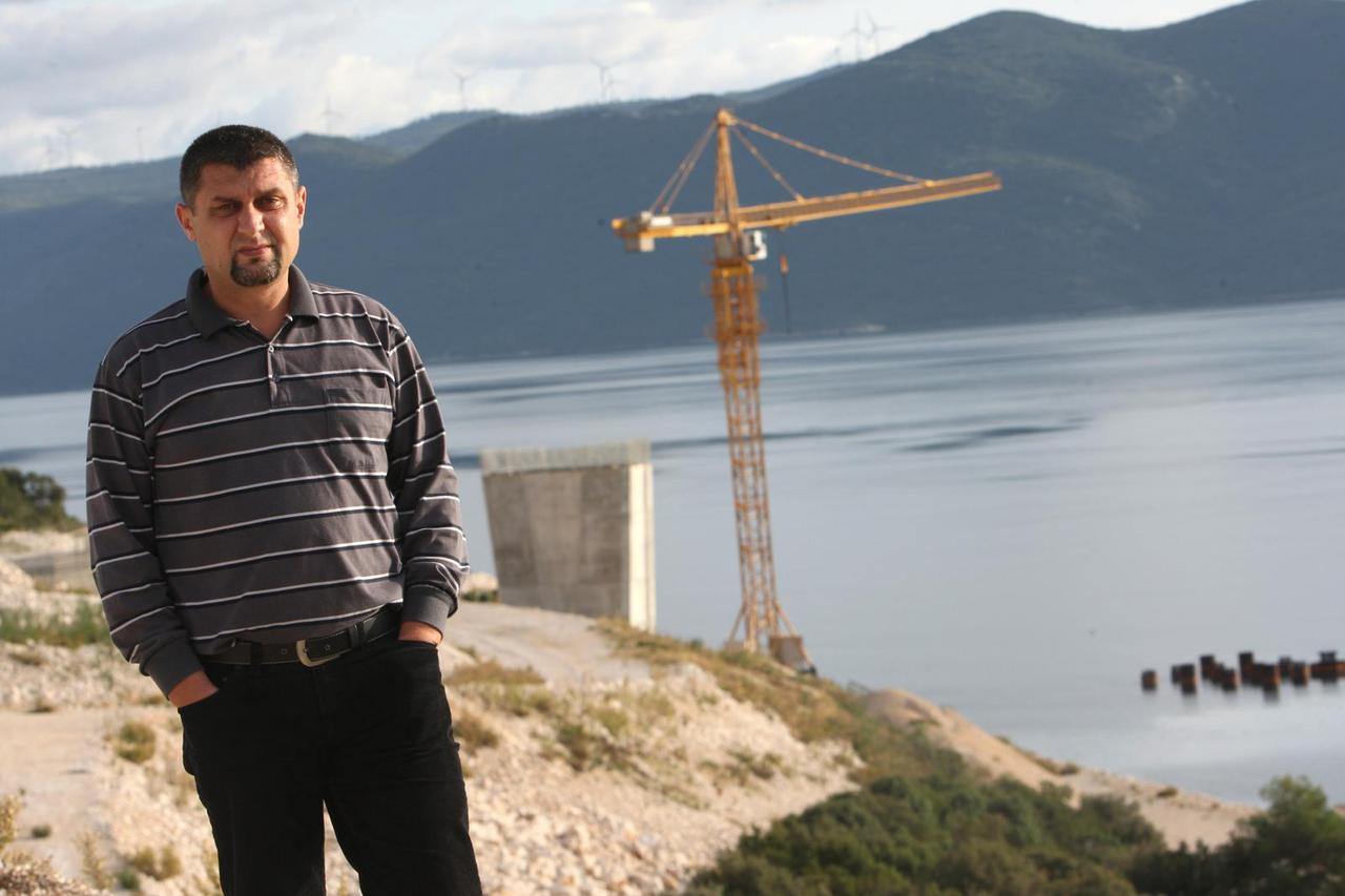 Komarna: Denis Šešelj, ?uvar na bivšem gradilištu mosta Komarna - Pelješac