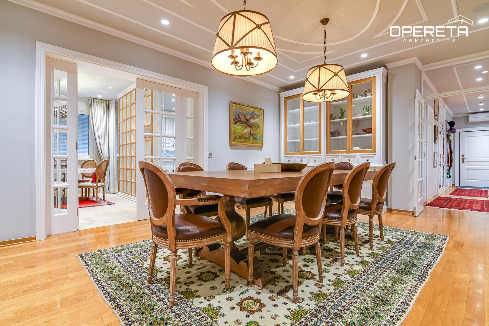 Stan je pažljivo osmišljen kako bi zadovoljio potrebe obiteljskog života, s naglaskom na funkcionalnost i prostranost. 