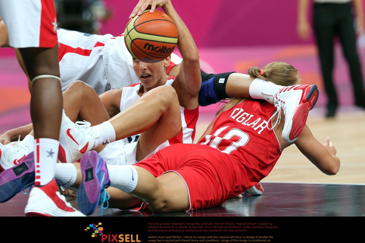 '28.07.2012., London - Ljetne Olimpijske igre 2012. Kosarkaska utakmica SAD - Hrvatska. Andja Jelavic i Iva Ciglar. Photo: Sanjin Strukic/PIXSELL'