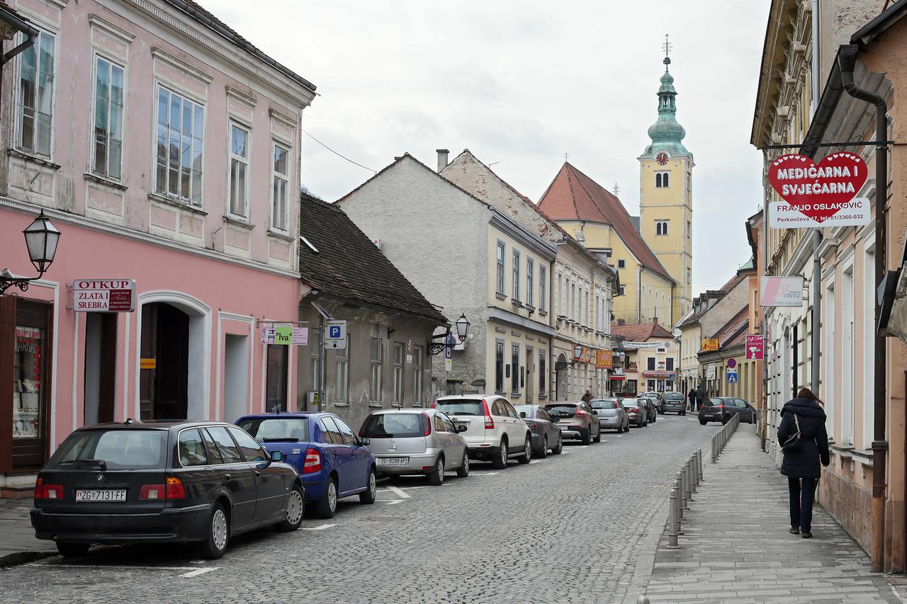 26.02.2015., Samobor - Zadnjih godina u Perkovcevoj ulici sve vise se zatvaraju lokali i poslovni prostori malih obrtnika, trgovaca i poduzetnika.  Photo: Jurica Galoic/PIXSELL