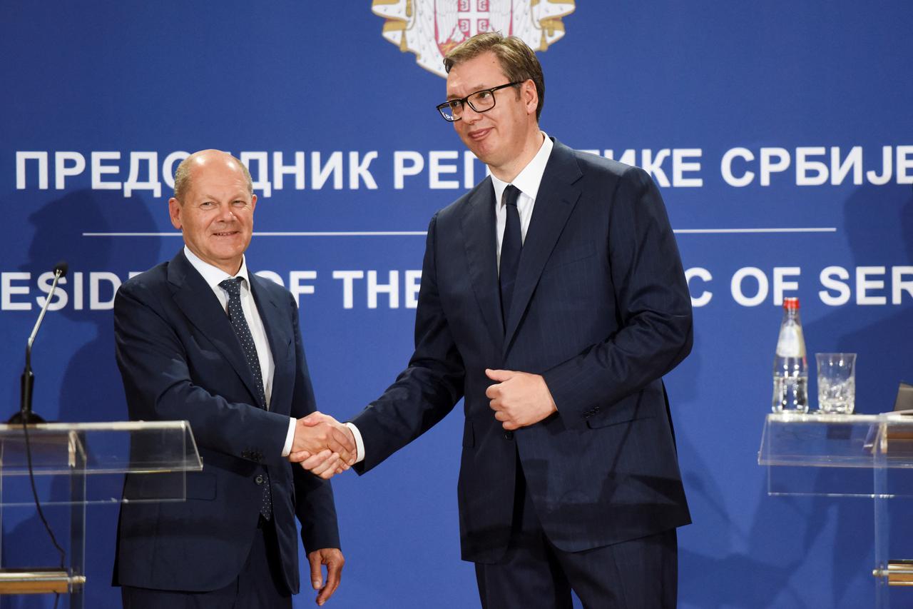 German Chancellor Olaf Scholz shakes hands with Serbian President Aleksandar Vucic after a news conference in Belgrade