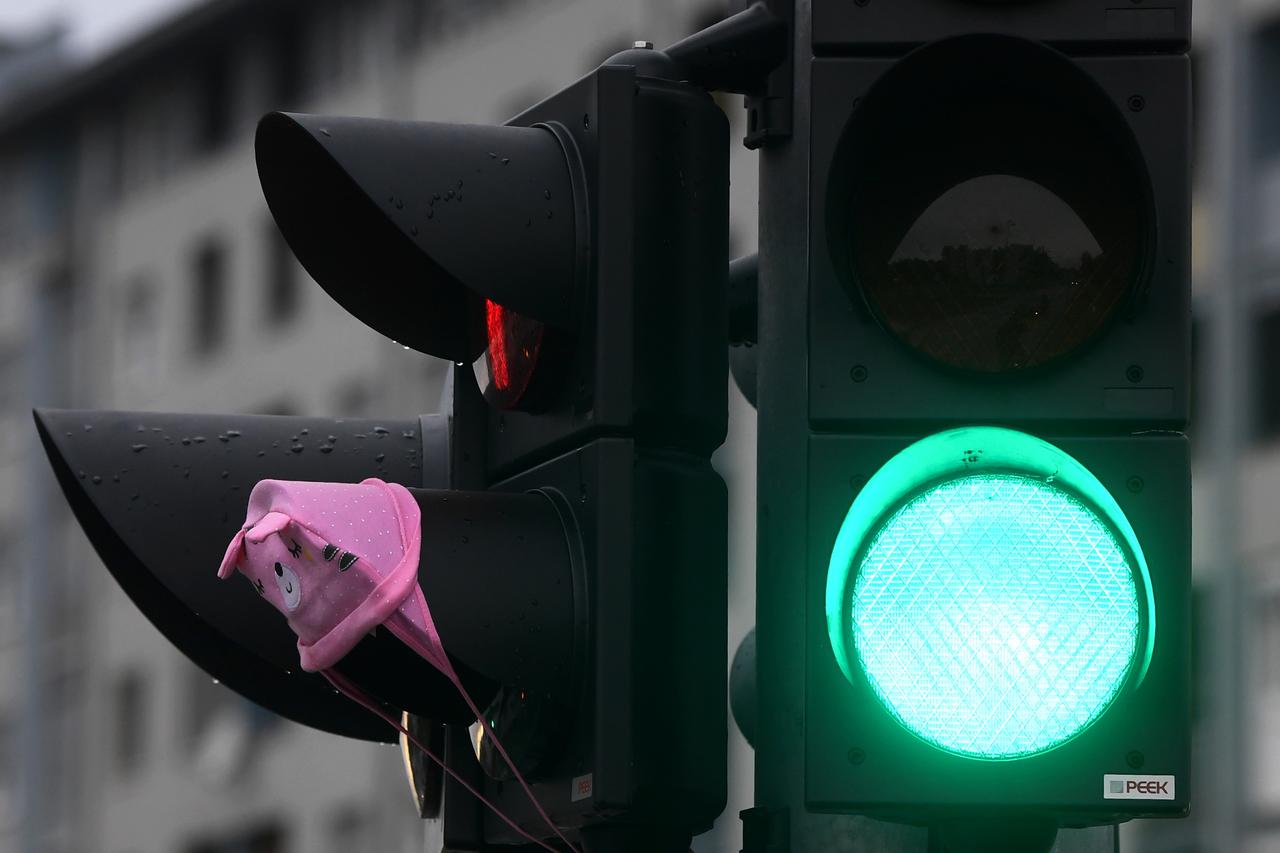 Zagreb: Zimska kapica na pješačkom semaforu