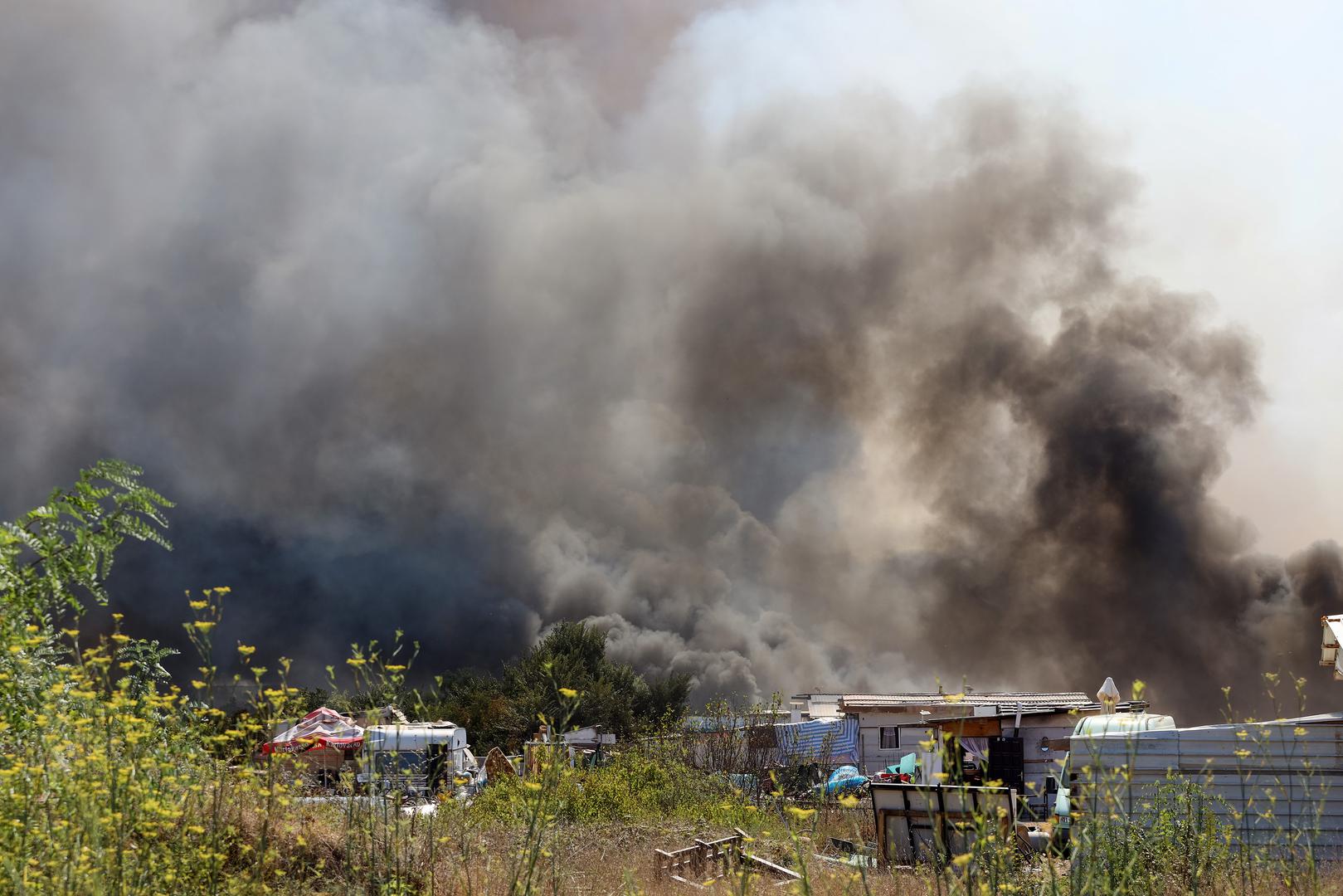30.07.2024., Smokovic - Veliki pozar u Smokovicu nedale Zemunika zahvatio je i parkirana vozila. Vatrogasci se vore s vatrom. Photo: Sime Zelic/PIXSELL