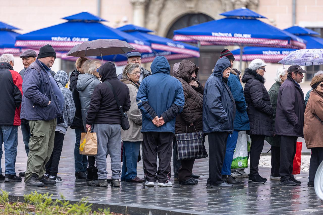 Osijek: Podjela fiš paprikaša građanima na Tvrđi