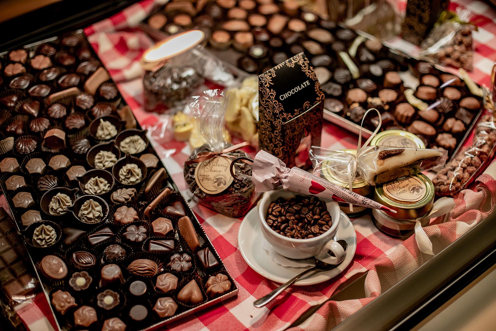 Uživajte u omiljenom napitku i našim artisan čokoladama