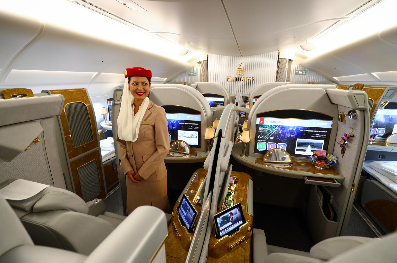 Emirates u svojoj floti ima 270 zrakoplova, i to Boeing 777 i Airbus 380, no flotu i broj destinacija stalno proširuje pa je i stalno u potrazi za novim članovima kabinskog osoblja. U toj kompaniji radi više od 135 nacionalnosti