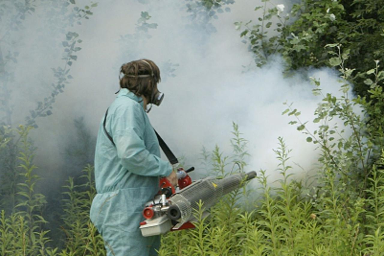 'VARAZDIN/MEDJIMURJE- 13.05.09., Kursanec, Hrvatska-  Zaprasivanje protiv komaraca. Komarci su postali problem u donjem Medjimurju. Photo: Vjeran Zganec-Rogulja/Vecernji list'
