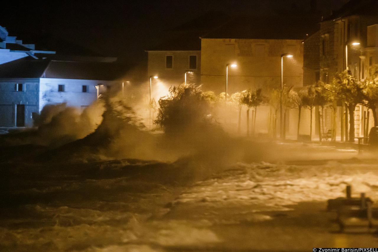 Orkansko jugo tijekom noći zahvatilo Kaštela