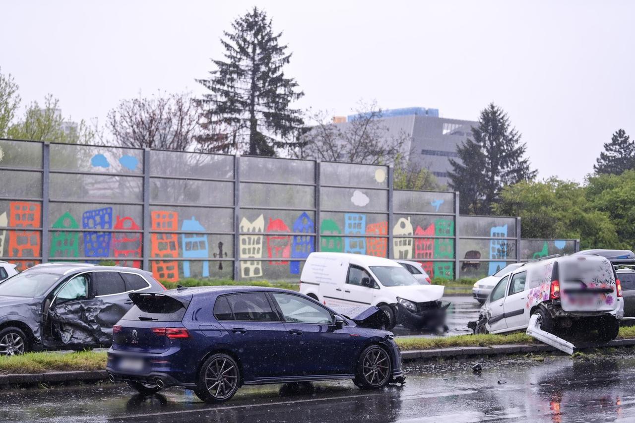 Sudar pet vozila na Slavonskoj