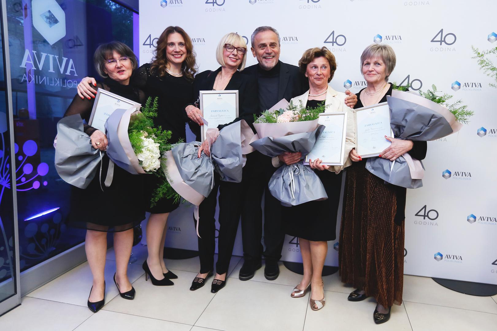 Milan Bandić i med. ravnateljica Sandra Morović s nagrađenim djelatnicama Poliklinike AVIVA