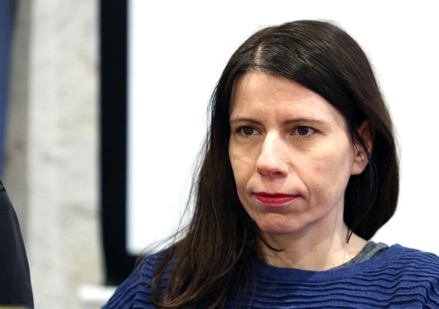 Prije politike, Peović je izgradila zavidnu akademsku karijeru. Nakon doktorata na Filozofskom fakultetu u Zagrebu, zaposlila se na Odsjeku za kulturalne studije Filozofskog fakulteta u Rijeci, gdje radi kao izvanredna profesorica. Autorica je dviju knjiga s područja medijske teorije, potvrdivši status cijenjene intelektualke.
