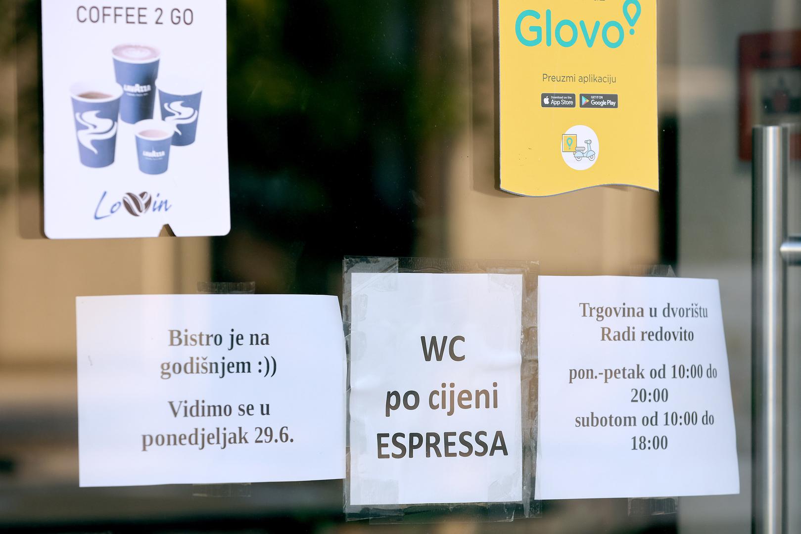  Fotografija natpisa privukla je pozornost prolaznika, a otvara i pitanje izdaje li se za takvu naplatu račun te pod kojom se uslugom ona evidentira. Prizor je u petak zabilježio fotoreporter PIXSELL-a Patrik Macek.