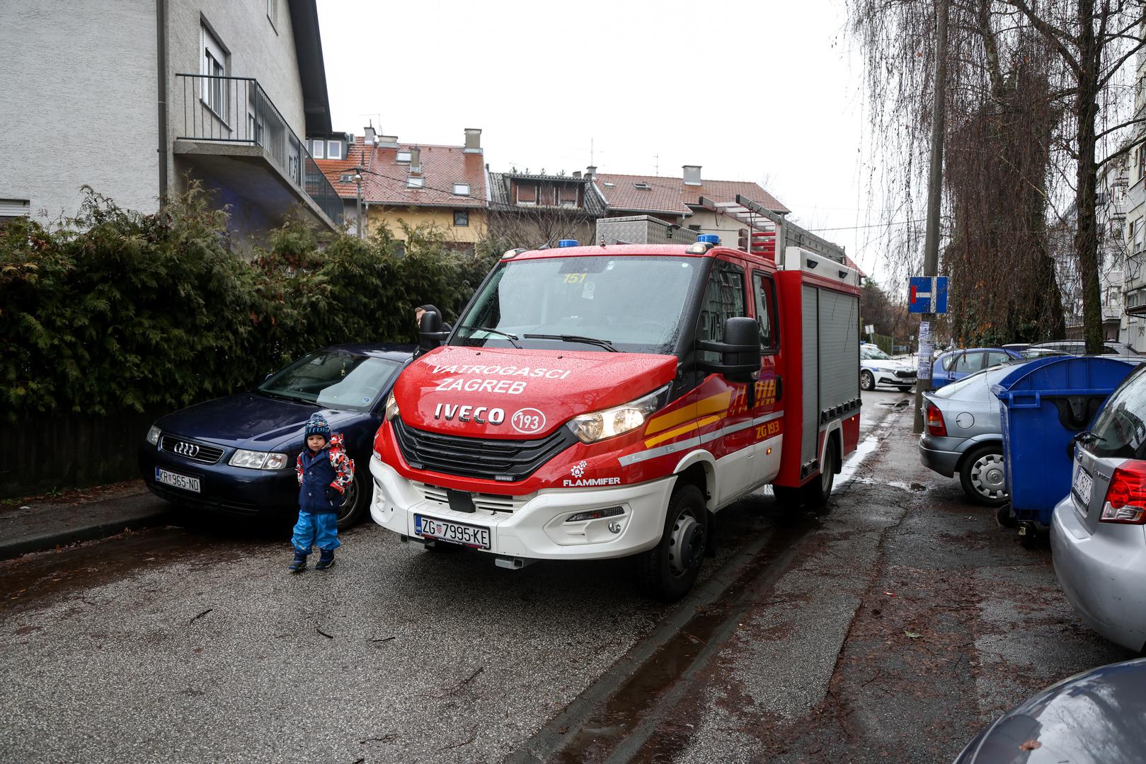 Dojava građana zaprimljena je u 9.21 sati, a na teren su odmah upućeni vatrogasci i policija.