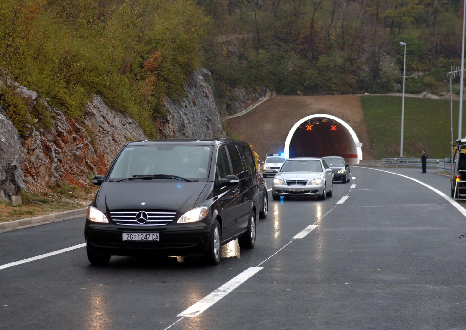 7. Tunel Tuhobić, 2.141 metar: Tunel Tuhobić vitalni je dio hrvatske autoceste A6, dužine 2143 metra i najduži je tunel na ovoj trasi. Spaja Gorski kotar i Hrvatsko primorje, a druga tunelska cijev završena je desetljeće nakon prve. Cijela autocesta A6, uključujući obje cijevi tunela, otvorena je u listopadu 2008. godine i radi po zatvorenom sustavu naplate cestarine.