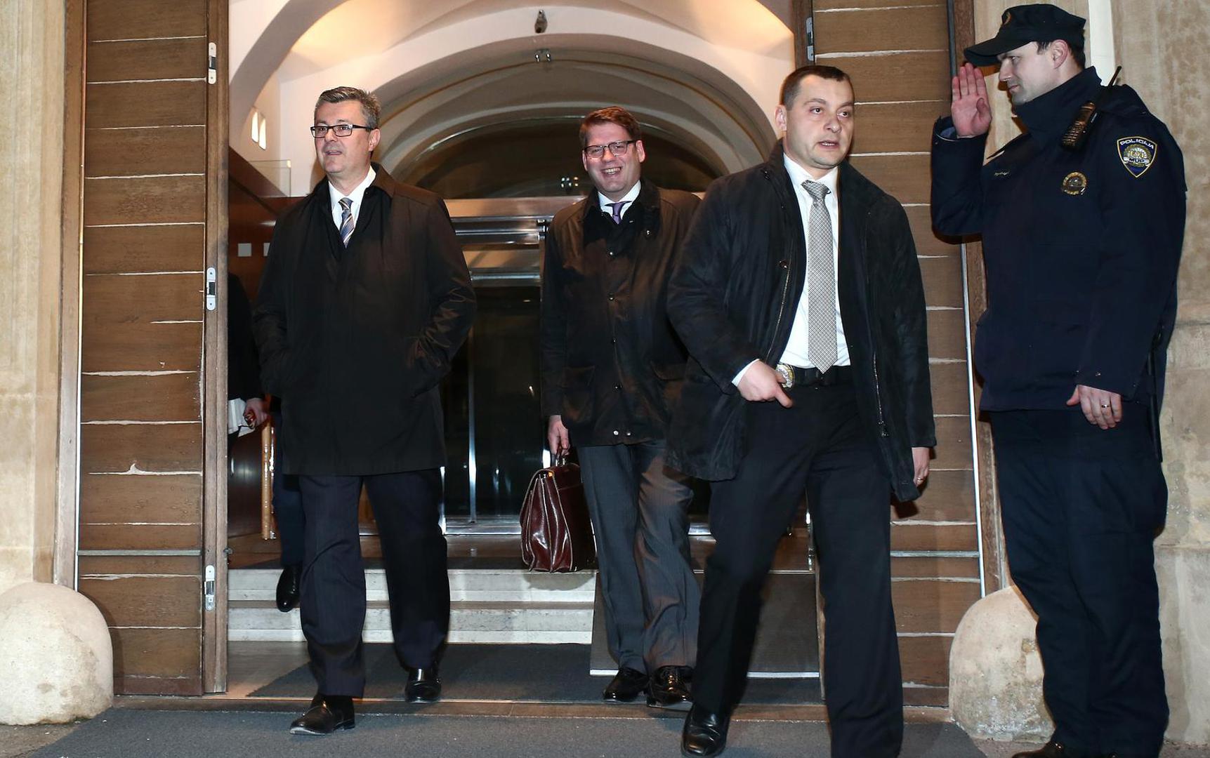 U međuvremenu se vodio i sudski spor s Gradom Samoborom, koji mu je 2010. godine dodijelio parcelu od 660 kvadrata uz obvezu da u roku od tri godine sagradi kuću, što nikada nije učinio. Spor je okončan 2020. godine, a 2021. iz Grada su nam potvrdili da je zemljište ponovno u vlasništvu Grada Samobora.

