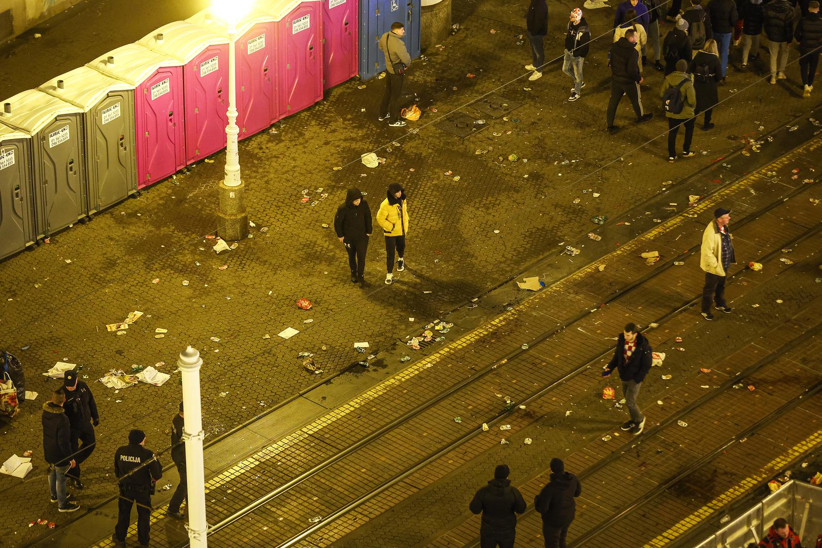 Tisuće obožavatelja iz Zagreba, ali i ostalih gradova pristizalo je na Trg bana Josipa Jelačića kako bi dočekali srebrne rukometaše.