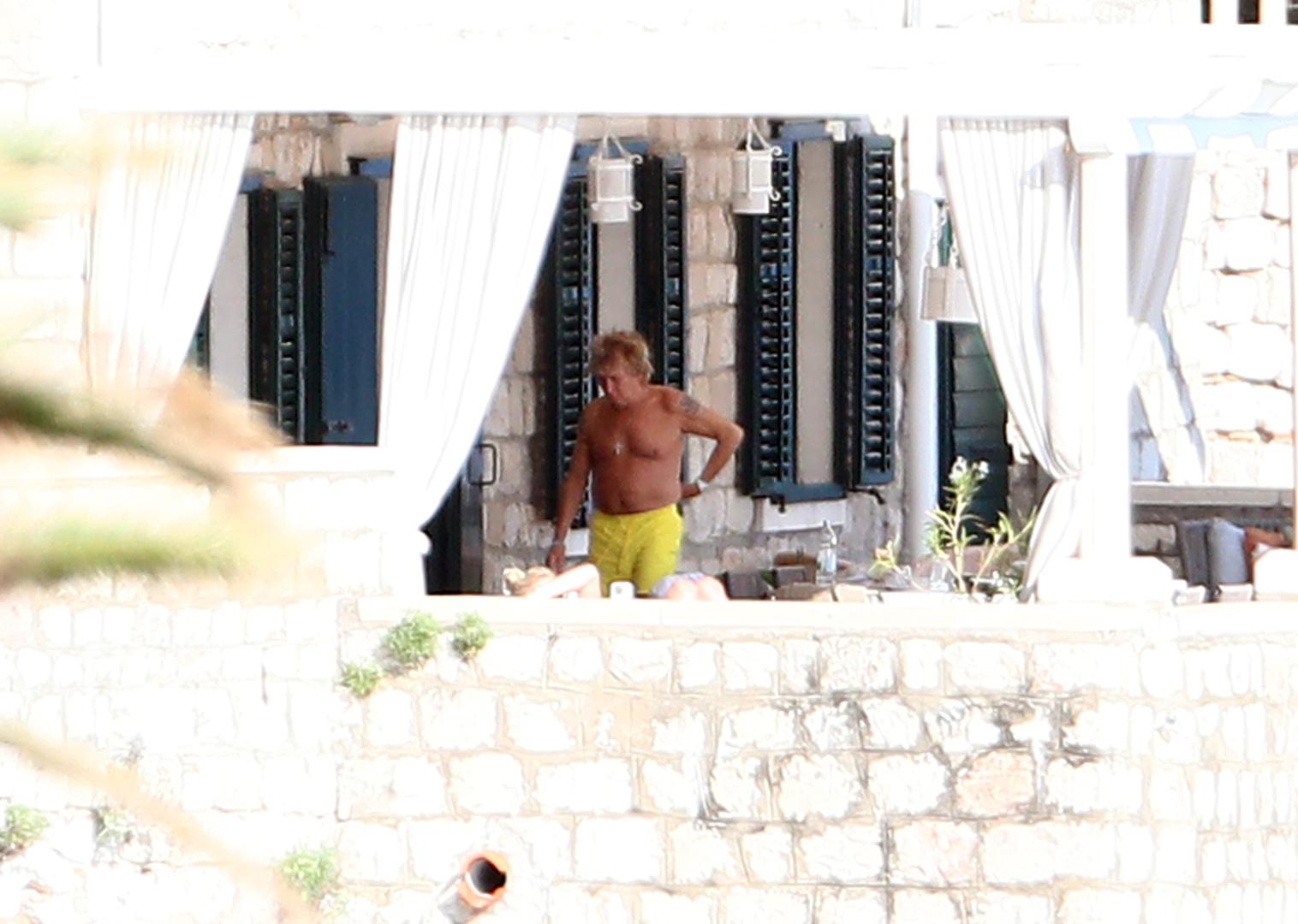 Ovaj vikend grad podno Srđa opet će na jedan dan postati svjetsko jet set odredište i to zahvaljujući, jasno je već sada, vjenčanju godine jedne Hrvatice i jednog Britanca. Sudbonosno da tom će prilikom, naime, u Crkvi svetog Ignacija na Jezuitima izreći Hrvatica Nicole Artukovich i Britanac Liam Stewart, poznati hokejaš i sin slavnog svjetskog glazbenika Roda Stewarta i novozelandskog supermodela Rachel Hunter.