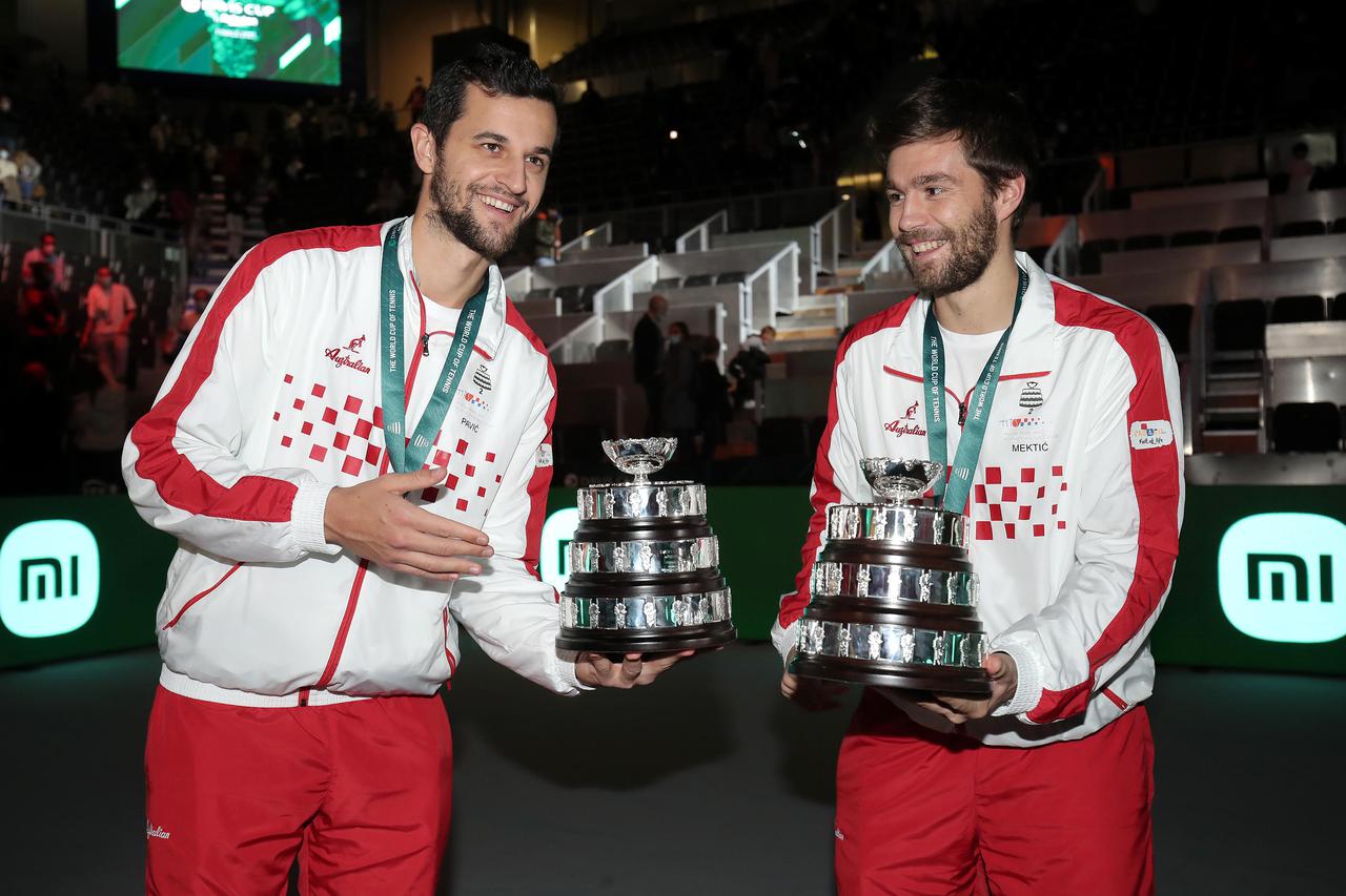  Hrvatski tenisači pozirali su s peharima nakon izgubljenog finala Davis Cupa