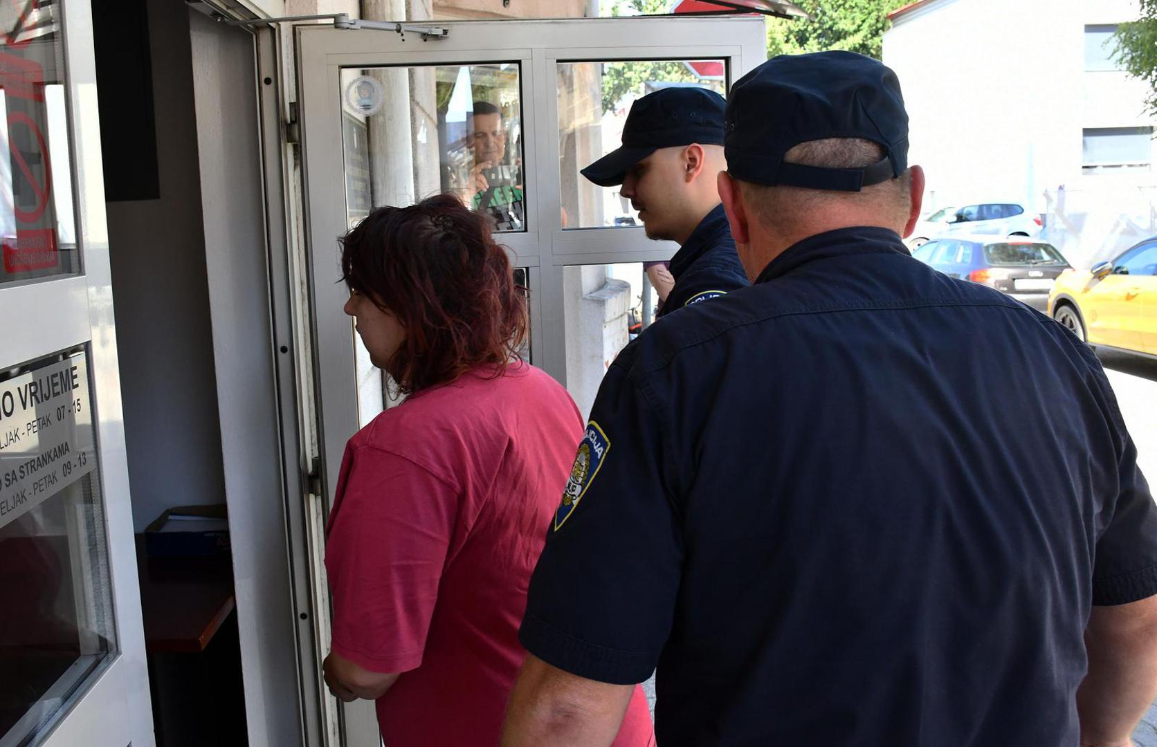 Tridesetšestogodišnja žena osumnjičena je da je u petak navečer, 7. kolovoza, nakon verbalnog sukoba u obiteljskoj kući na području Slavonskog Broda nožem usmrtila svog 71-godišnjeg partnera, objavila je u nedjelju brodsko-posavska policija. Danas je u lisicama dovedena u Županijsko državno odvjetništvo.
